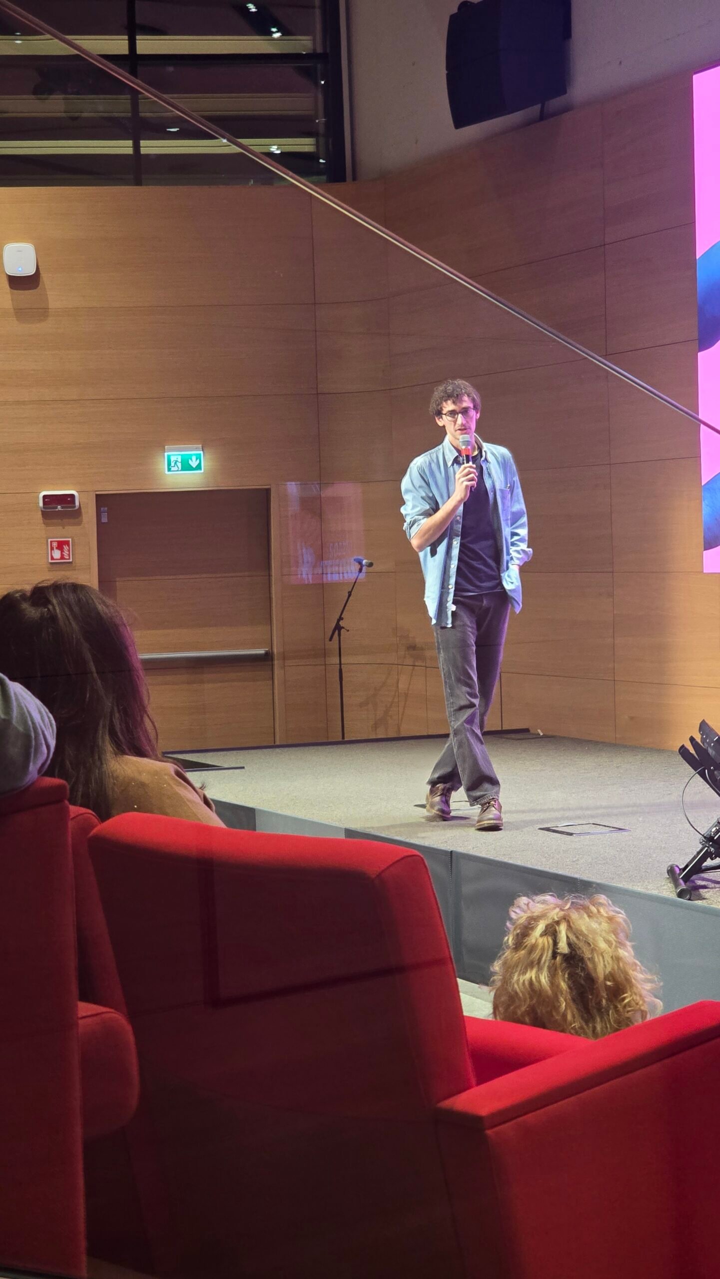 spettacolo comico per cena aziendale team building - micdrop agenzia