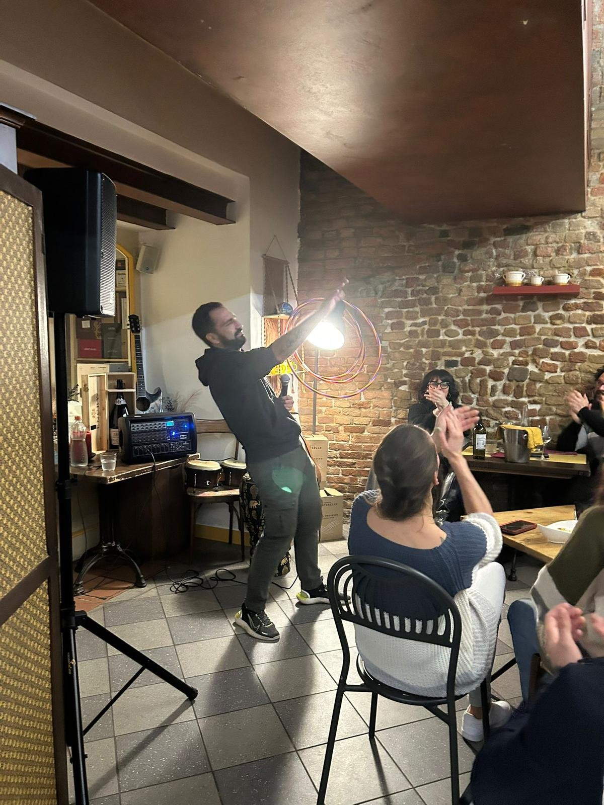 fab spettacolo comico per cena aziendale team building - micdrop agenzia